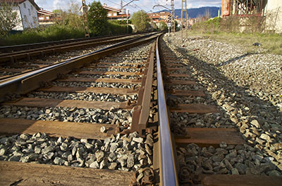 Contracarril instalado en vía sobre traviesa de madera en balasto
